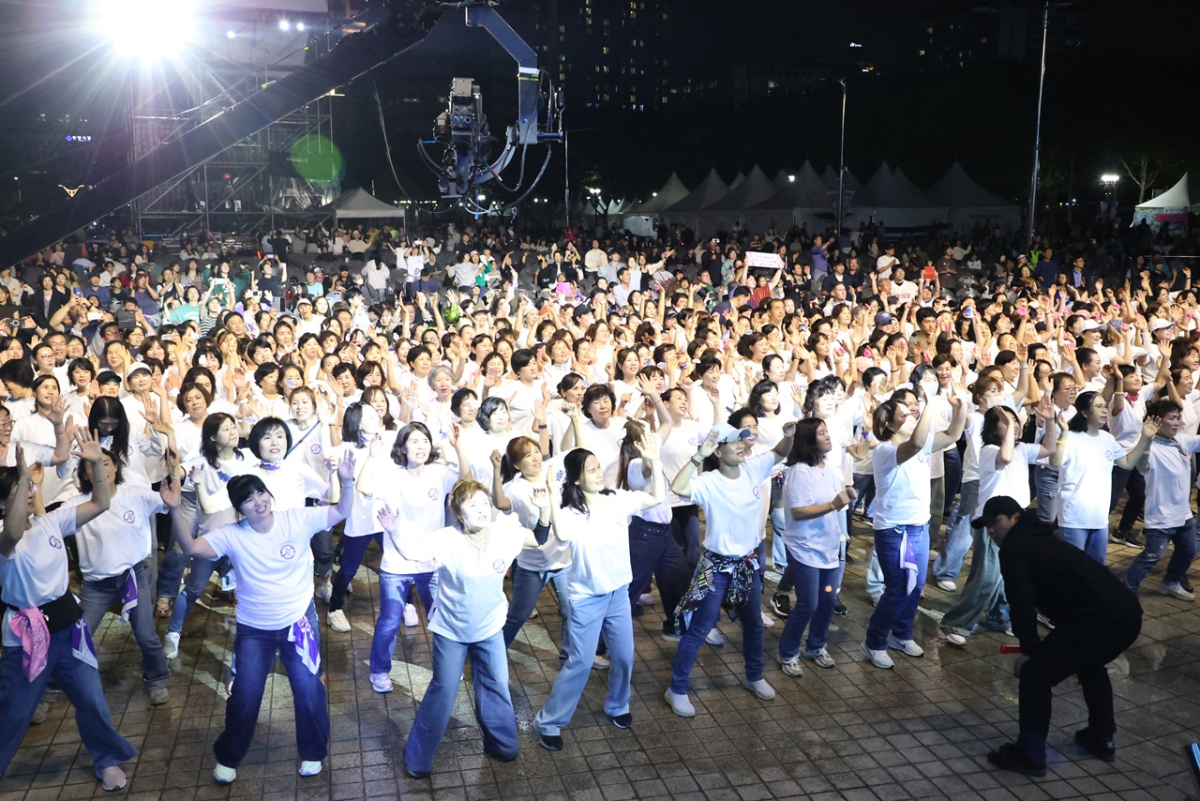 지난해 28일 오후 평촌중앙공원에서 열린 안양춤축제 폐막식에서 관객들이 환호하고 있는 모습./사진제공=안양시