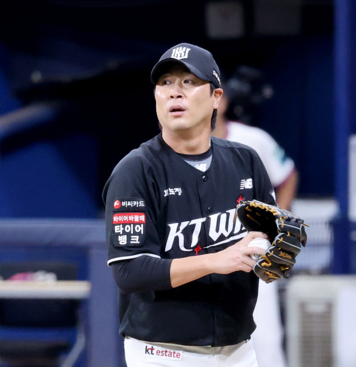 KT 베테랑불펜 우규민이 31일 고척스카이돔에서 열리는 2026KBO리그 키움히어로즈와 KT위즈 경기 8회말 등판하고 있다. 2026.05.31. KT 베테랑불펜 우규민이 31일 고척스카이돔에서 열리는 2026KBO리그 키움히어로즈와 KT위즈 경기 8회말 등판하고 있다. 2026.05.31. /사진=강영조 cameratalks@