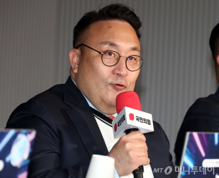 음주운전 사고를 낸 방송인 이혁재가 "주행 중 벌어진 사고는 아니었다"고 해명했다. 술을 마시고 운전한 사실은 인정하면서도 충돌 당시에는 신호 대기 중이었다는 점을 강조했다. /사진=뉴시스