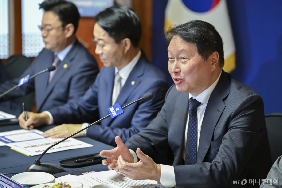 최태원 대한상공회의소 회장이 9일 서울 여의도 국회 사랑재에서 열린 국회 경제대도약위원회 출범식에서 인사말을 하고 있다. /사진=조현호 기자 /사진=조현호