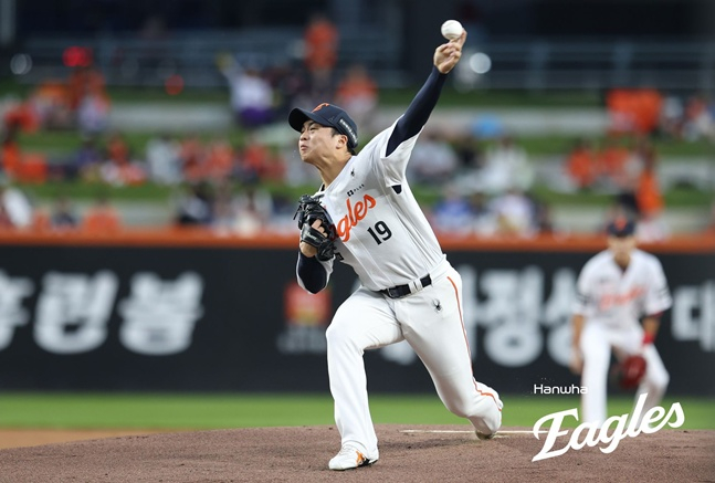 한화 이글스 투수 왕옌청(오른쪽)이 9일 대전 한화생명볼파크에서 열린 LG 트윈스와 2026 신한 SOL KBO리그 홈경기에 선발 등판해 역투하고 있다. /사진=한화 이글스 제공