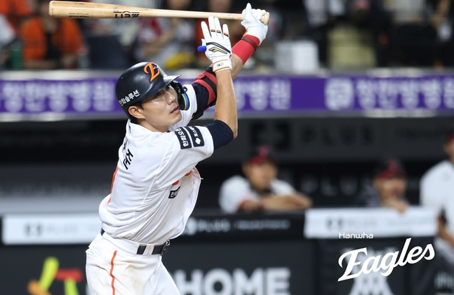 한화 이글스 심우준이 9일 대전 한화생명볼파크에서 열린 LG 트윈스와 2026 신한 SOL KBO리그 홈경기에서 안타를 날리고 있다. /사진=한화 이글스 제공