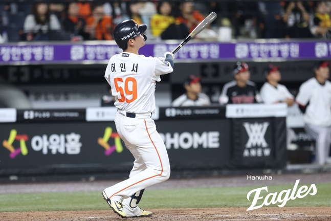 한화 이글스 허인서가 9일 대전 한화생명볼파크에서 열린 LG 트윈스와 2026 신한 SOL KBO리그 홈경기에 적시타를 날리고 있다. /사진=한화 이글스 제공