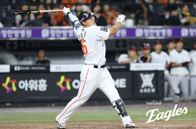 한화 이글스 한지윤이 9일 대전 한화생명볼파크에서 열린 LG 트윈스와 2026 신한 SOL KBO리그 홈경기에서 8회말 대타 만루 홈런을 터뜨리고 있다. /사진=한화 이글스 제공