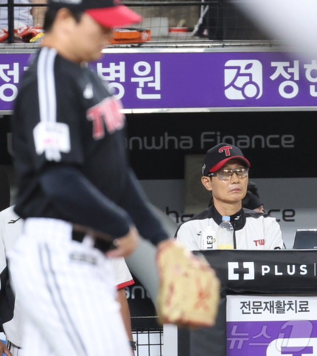 LG 트윈스 고우석(왼쪽)이 9일 대전 한화생명볼파크에서 열린 한화 이글스와 2026 신한 SOL KBO리그 방문경기에서 5회말 실점한 뒤 염경엽 감독이 그라운드의 선수들을 바라보고 있다. /사진=뉴스1