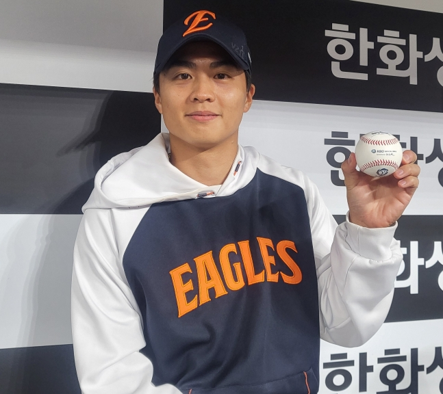 한화 이글스 투수 왕옌청이 9일 대전 한화생명볼파크에서 열리는 LG와 2026 신한 SOL KBO리그 홈경기에 선발 등판해 11번째 승리를 따낸 뒤 기념구를 들고 포즈를 취하고 있다. /사진=안호근 기자