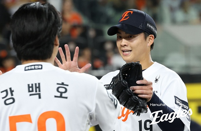 한화 이글스 투수 왕옌청(오른쪽)이 9일 대전 한화생명볼파크에서 열리는 LG와 2026 신한 SOL KBO리그 홈경기에 선발 등판해 실점 없이 이닝을 마치고 강백호의 환영을 받으며 더그아웃으로 향하고 있다. /사진=한화 이글스 제공