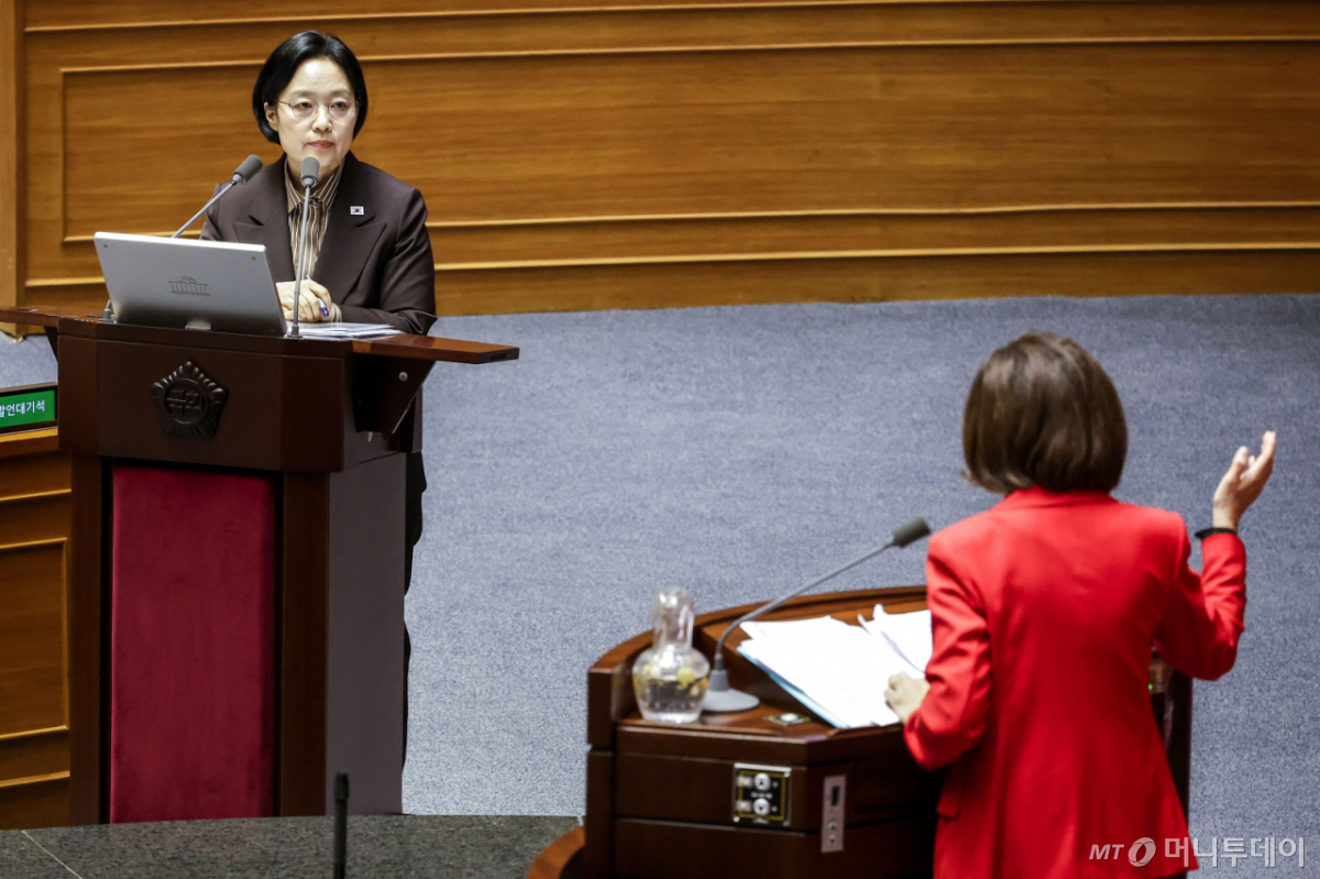 [서울=뉴시스] 정병혁 기자 = 한성숙 국무총리가 9일 서울 여의도 국회에서 열린 제439회국회(정기회) 5차 본회의 정치 분야 대정부질문에서 나경원 국민의힘 의원의 질의에 답하고 있다. 2026.09.09. jhope@newsis.com /사진=정병혁
