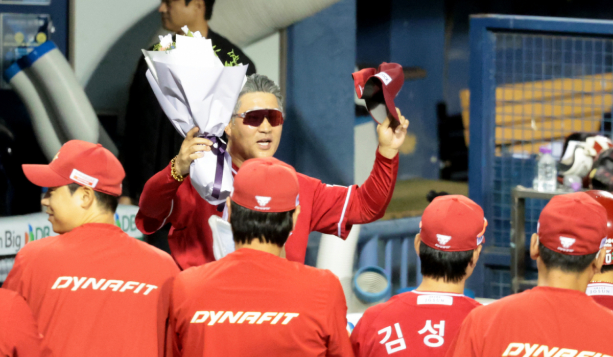 랜더스 이숭용 감독이 9일 잠실구장에서 열린 2026KBO리그 두산베어스와 SSG랜더스 경기에서 이로운의 호투로 1-0 승리하며 200승을 달성했다. 꽃다발을 들고 그라운드를 나서는 이숭용 감독 . 2026.09.09. 랜더스 이숭용 감독이 9일 잠실구장에서 열린 2026KBO리그 두산베어스와 SSG랜더스 경기에서 이로운의 호투로 1-0 승리하며 200승을 달성했다. 꽃다발을 들고 그라운드를 나서는 이숭용 감독 . 2026.09.09. /사진=강영조 cameratalks@