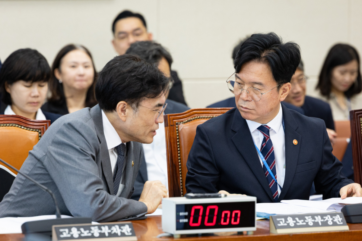 김영훈 고용노동부 장관과 권창준 차관이 12일 서울 여의도 국회에서 열린 제438회 국회(임시회) 기후에너지환경노동위원회 제2차 전체회의에 출석해 대화하고 있다. 2026.8.12/뉴스1  Copyright © 뉴스1. All rights reserved. 무단 전재 및 재배포,  AI학습 이용 금지. /사진=(서울=뉴스1)