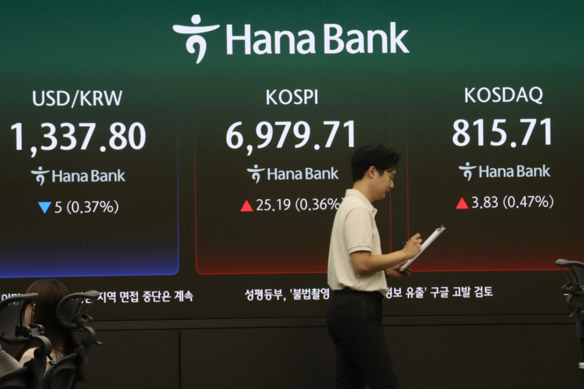 (서울=뉴스1) 이동건 수습기자 = 9일 오전 서울 중구 하나은행 딜링룸 전광판에 코스피 지수가 표시되고 있다. 이날 코스피 지수는 전 거래일 대비 18.35p(0.26%) 오른 6972.87로 출발했다. 2026.9.9/뉴스1  Copyright © 뉴스1. All rights reserved. 무단 전재 및 재배포,  AI학습 이용 금지. /사진=(서울=뉴스1) 이동건 수습기자