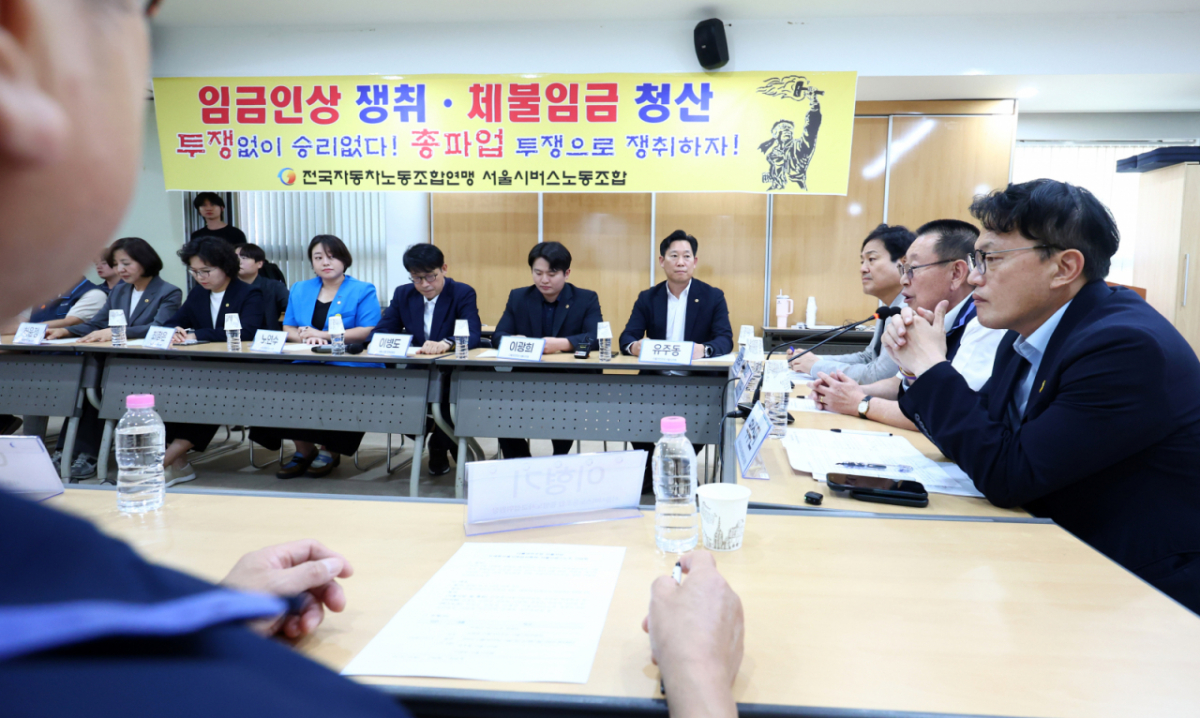 [서울=뉴시스] 전신 기자 = 9일 서울 용산구 서울시버스노동조합 대회의실에서 열린 더불어민주당 서울시당 오세훈서울시정감시특위-서울시버스노조 간담회에서 박점곤 노조위원장이 발언하고 있다. 2026.09.09. photo1006@newsis.com /사진=전신