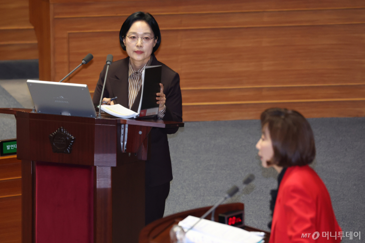 (서울=뉴스1) 신웅수 기자 = 한성숙 국무총리가 9일 서울 여의도 국회에서 열린 제439회국회(정기회) 제5차 본회의 대정부 질문에서 나경원 국민의힘 의원의 정치에 관한 질문에 답변 후 자리로 돌아가고 있다. 2026.9.9/뉴스1  Copyright © 뉴스1. All rights reserved. 무단 전재 및 재배포,  AI학습 이용 금지. /사진=(서울=뉴스1) 신웅수 기자