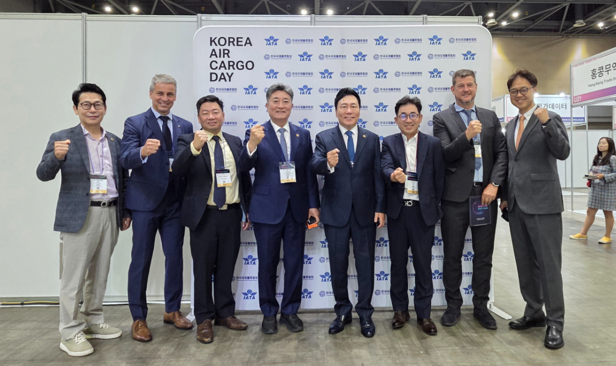 왼쪽부터 김환용 한국국제물류협회 부회장, Roman Orlik IATA DGR솔루션 부국장, David Wee IATA 아시아태평양지역 화물담당, 배경한 한국국제물류협회 수석부회장, 원제철 한국국제물류협회 회장, 황병운 용마로지스 대표, Andre Majeres IATA 전자상거래 및 화물운영 총괄, 김백재 IATA 한국지사 지사장/사진=국제물류협회