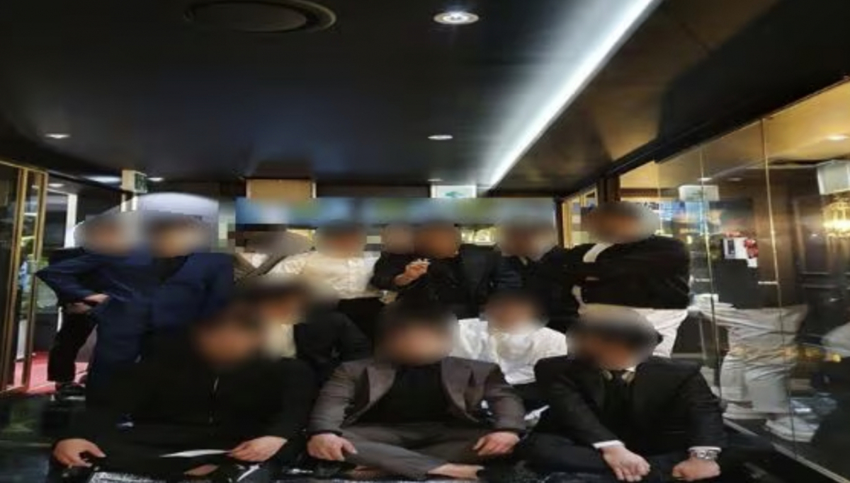 부산에서 가짜 양주를 판매하는 조직을 결성한 뒤 찍은 기념 사진/사진=뉴시스
