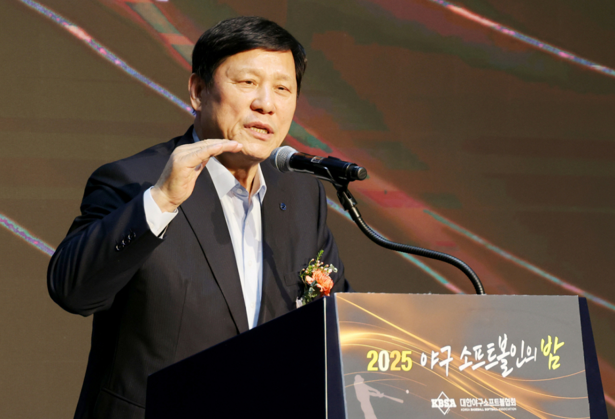 허구연 KBO총재가 15일 올림픽파크텔에서 열린 2025 야구소프트볼인의 밤에서 축사를 하고 있다.. 2025.12.15. /사진=강영조 cameratalks@
