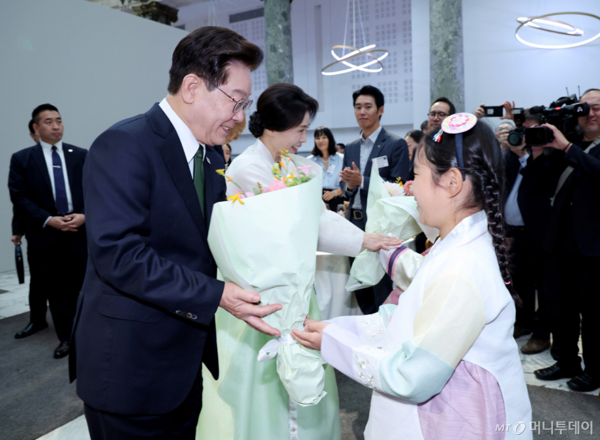 [파리=뉴시스] 조성봉 기자 = 이재명 대통령과 김혜경 여사가 9일(현지 시간) 프랑스 파리의 한 호텔에서 열린 동포 오찬 간담회에서 화동에게 꽃다발을 받고 있다. 2026.09.09. suncho21@newsis.com /사진=김진아