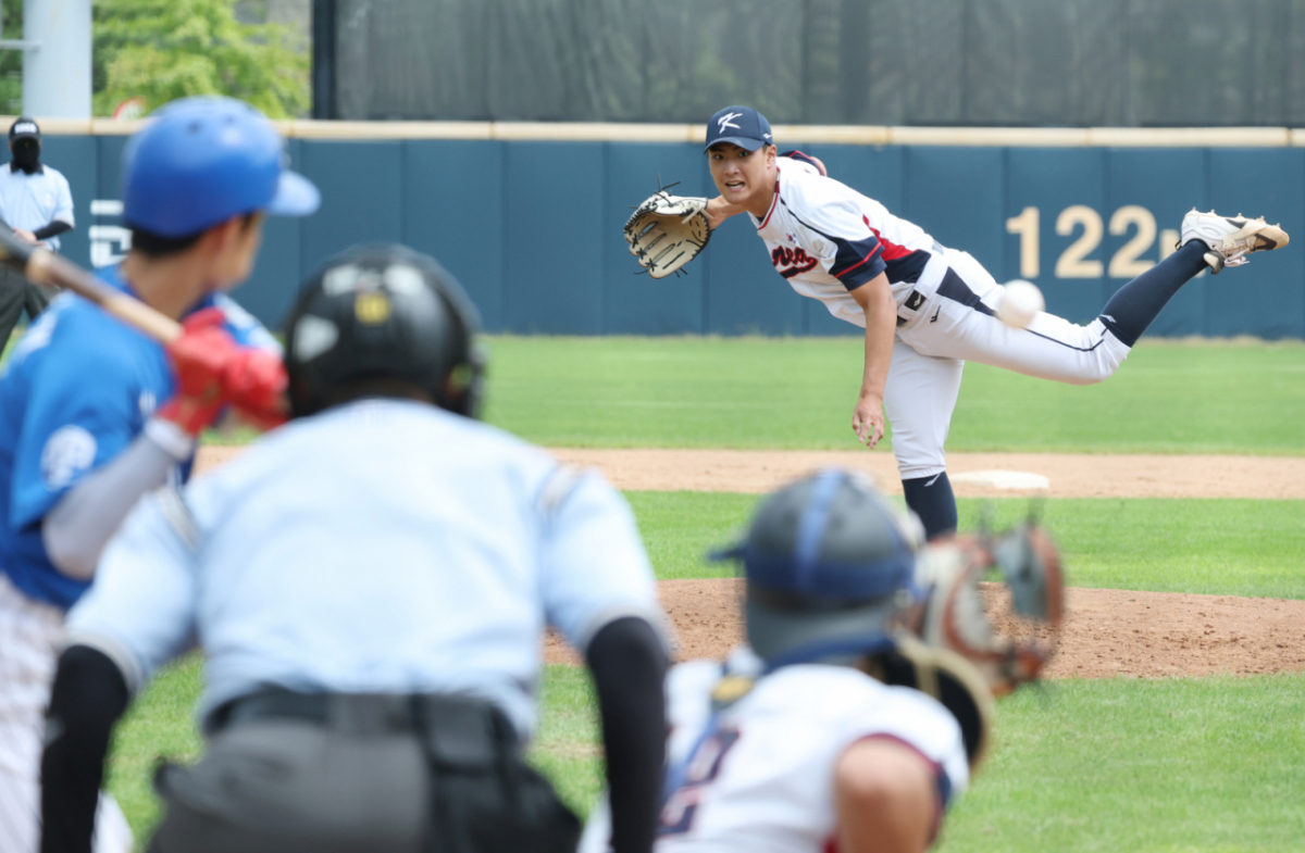 제14회 아시아청소년야구선수권대회에 참가하는 U-18 대표팀이 4일 부산 기장군 기장현대차드림볼파크에서 동의대와 최종 퍙기전을 가졌다. 대표팀 박근서(서울디지안고)가 역투하고 있다. /사진=김진경 kim.jinkyung@