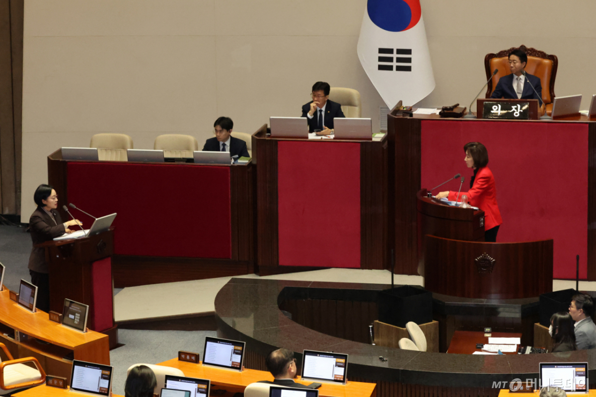 (서울=뉴스1) 황기선 기자 = 한성숙 국무총리가 9일 오후 서울 여의도 국회에서 열린 제439회국회(정기회) 제5차 본회의에서 나경원 국민의힘 의원의 대정부질문(정치)에 답하고 있다. 2026.9.9/뉴스1 Copyright © 뉴스1. All rights reserved. 무단 전재 및 재배포, AI학습 이용 금지. /사진=(서울=뉴스1) 황기선 기자