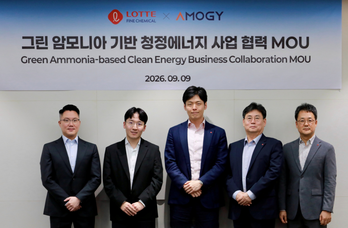 9일 롯데정밀화학 서울사업장에서 롯데정밀화학과 아모지(Amogy)가 MOU를 체결했다. 좌측부터 강석원 아모지 이사, 우성훈 아모지 대표, 신유열 롯데지주 미래성장실장, 정승원 롯데정밀화학 대표, 황석민 롯데정밀화학 암모니아사업부문장./사진제공=롯데정밀화학