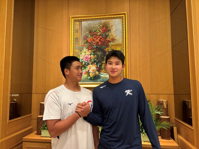 한국 U-18 야구 대표팀 하현승(오른쪽)과 대만 대표팀 류런유가 지난 8일 대만 숙소에서 만나 이야기를 나눴다. /사진=공동취재단 제공