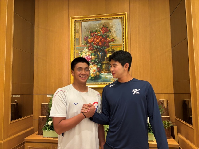 한국 U-18 야구 대표팀 하현승(오른쪽)과 대만 대표팀 류런유가 지난 8일 대만 숙소에서 만나 이야기를 나눴다. /사진=공동취재단 제공