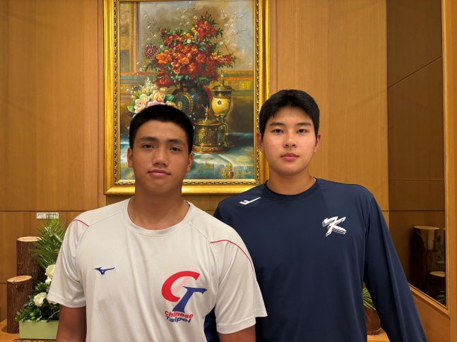 한국 U-18 야구 대표팀 하현승(오른쪽)과 대만 대표팀 류런유가 지난 8일 대만 숙소에서 만나 이야기를 나눴다. /사진=공동취재단 제공