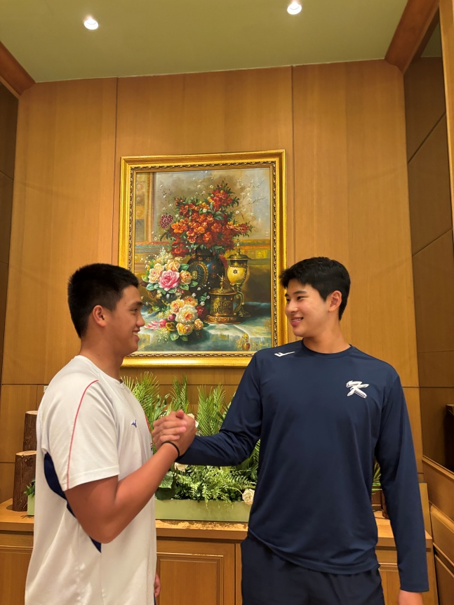 한국 U-18 야구 대표팀 하현승(오른쪽)과 대만 대표팀 류런유가 지난 8일 대만 숙소에서 만나 이야기를 나눴다. /사진=공동취재단 제공