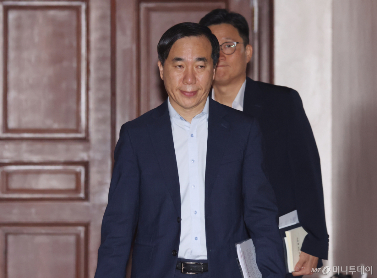 (서울=뉴스1) 김명섭 기자 = 유수영 재정경제부 대변인이 12일 서울 종로구 세종대로 정부서울청사에서 열린 비상경제본부회의 겸 경제관계장관회의에 참석하고 있다. 2026.6.12/뉴스1 Copyright © 뉴스1. All rights reserved. 무단 전재 및 재배포, AI학습 이용 금지. /사진=(서울=뉴스1) 김명섭 기자