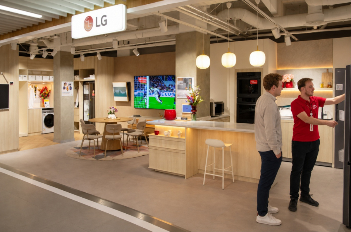 네덜란드 로테르담에 위치한 전자제품 매장 ‘미디어마크트 테크빌리지 로테르담’의 LG전자 매장에서 직원이 고객과 대화 중인 모습. 약 22평 규모의 매장 안에는 주방, 거실, 다용도실 등 유럽 생활 환경을 배경으로 다양한 고효율 가전제품이 전시돼 있으며, LG 씽큐(ThinQ)와 연계한 호미(Homey) 중심의 AI홈 솔루션 체험도 가능하다. /사진제공=LG전자
