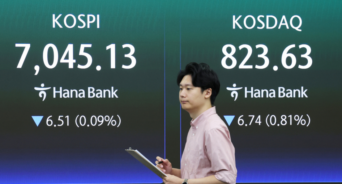 10일 오전 서울 중구 하나은행 딜링룸 전광판에 코스피 지수 등 시황이 표시되고 있다. 이날 코스피는 전일 대비 0.18% 내린 7038.85로 하락 출발했다. 2026.9.10/뉴스1