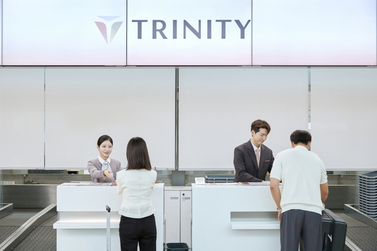 트리니티항공 직원들이 새로운 CI를 적용한 인천국제공항 탑승 수속 카운터에서 고객을 맞이하고 있다./사진=트리니티항공