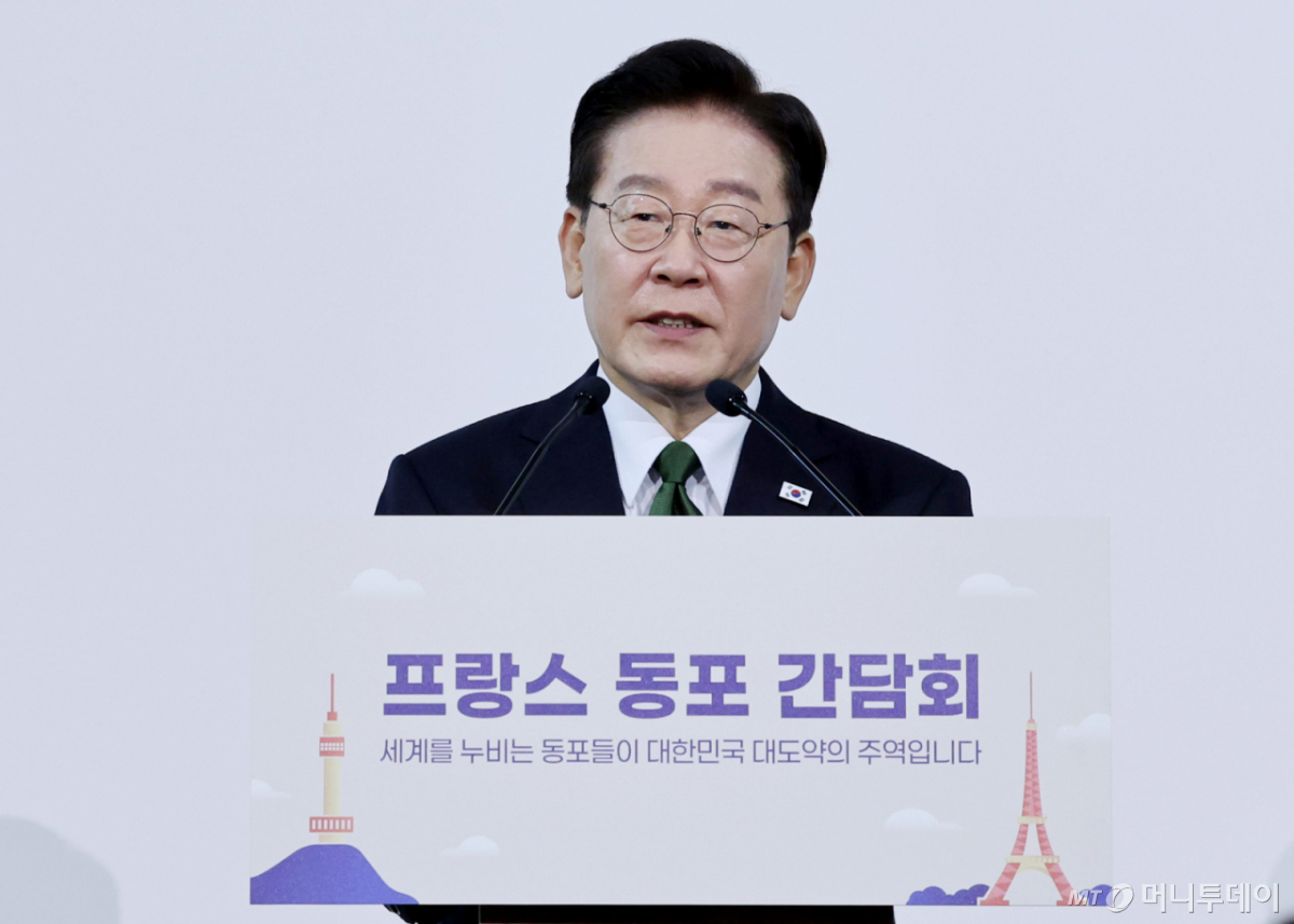 [파리=뉴시스] 조성봉 기자 = 이재명 대통령이 8일(현지 시간) 프랑스 파리의 한 호텔에서 열린 동포 오찬 간담회에서 인사말을 하고 있다. 2026.09.09. suncho21@newsis.com /사진=김진아