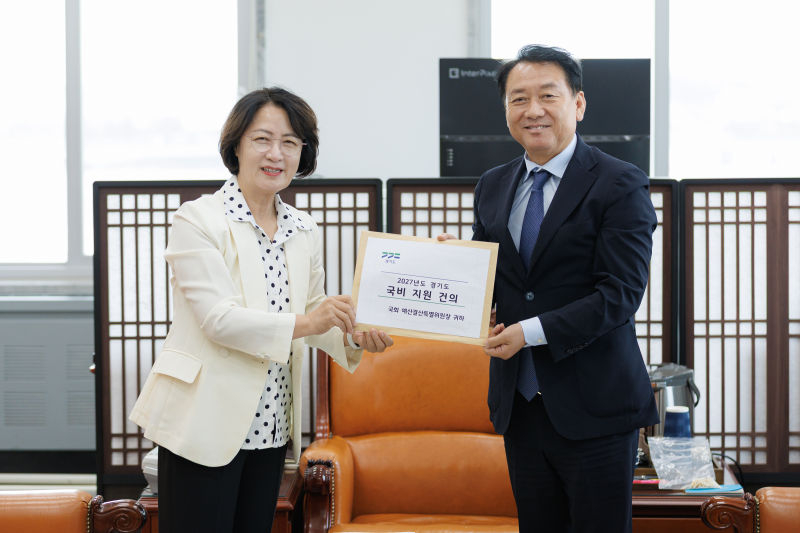 지난 9일 국회 예결위원장실에서 추미애 경기도지사가 이광재 예결위원장에게 건의문을 전달하고 있다./사진제공=경기도