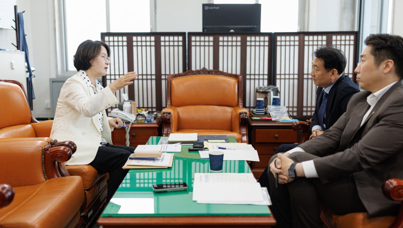 국회 예결위원장실에서 추미애 경기도지사가 이광재 예결위원장과 면담을 하고 있다./사진제공=경기도