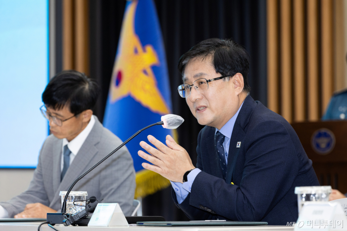 김성환 기후에너지환경부 장관이 9일 서울 서대문구 경찰청에서 열린 ‘경찰제복 순환이용을 위한 업무협약식’에서 인사말을 하고 있다. (기후에너지환경부 제공. /사진=뉴스1