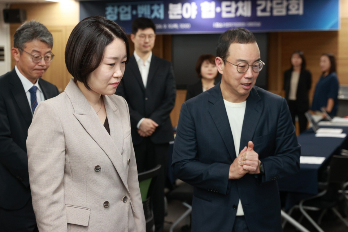 10일 서울 구로동 벤처기업협회에서 열린 간담회에서 이소영 중소벤처기업부 장관 후보자(왼쪽)와 송병준 벤처기업협회 회장이 대화를 하고 있다. /사진=중소벤처기업부