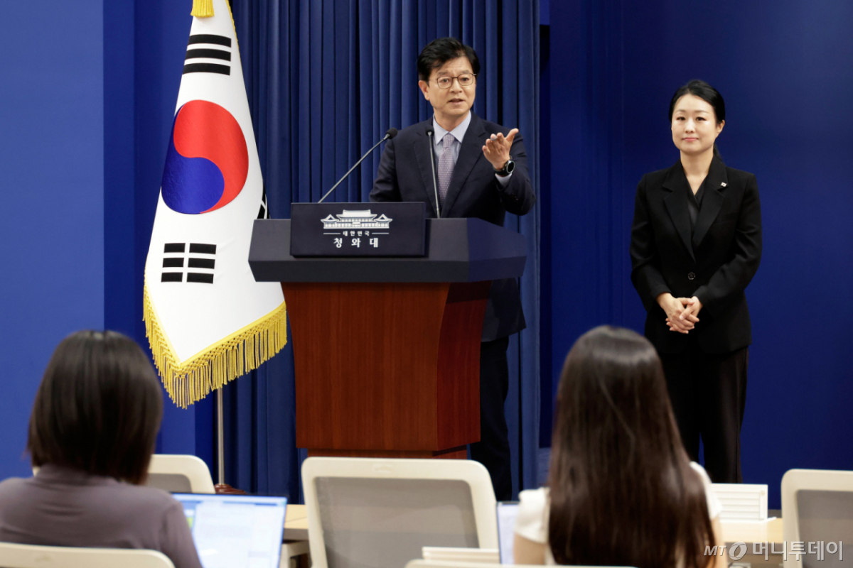 (서울=뉴스1) 허경 기자 = 성기홍 홍보소통수석이 10일 청와대 춘추관에서 신임 국무조정실장 임명 관련 브리핑을 하고 있다. (청와대통신사진기자단) 2026.7.10/뉴스1 Copyright © 뉴스1. All rights reserved. 무단 전재 및 재배포, AI학습 이용 금지. /사진=(서울=뉴스1) 허경 기자