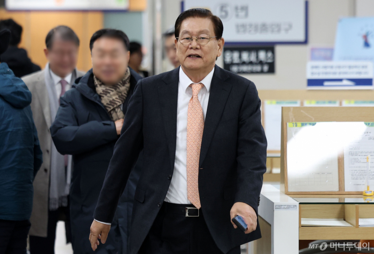 이상운 효성 부회장이 4일 서울 서초구 서울고등법원에서 열린 효성家 1300억 조세포탈 혐의 등 파기환송심 선고기일에 출석하고 있다. /사진=머니투데이 DB