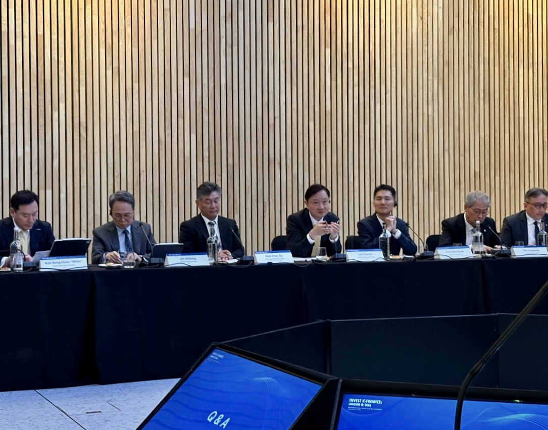 왼쪽부터 김성환 한국투자증권 대표, 진옥동 신한금융지주 회장, 박찬구 서울시 정무부시장, 이찬진 금융감독원장, 김한국 국민연금 전략부문장, 임종룡 우리금융지주 회장, 신재욱 NH투자증권 대표가 지난 8일 영국 런던에서 해외 투자설명서에 참석했다. /사진제공=금융감독원