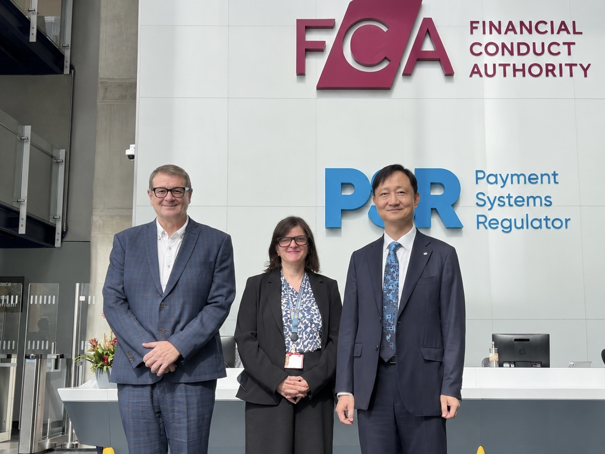 이찬진 금융감독원장이 지난 7일 영국 영업행위감독청(FCA)에서 스티브 스마트 FCA 국장, 사라 프리차드 FCA 부청장을 만난 모습. /사진제공=금융감독원