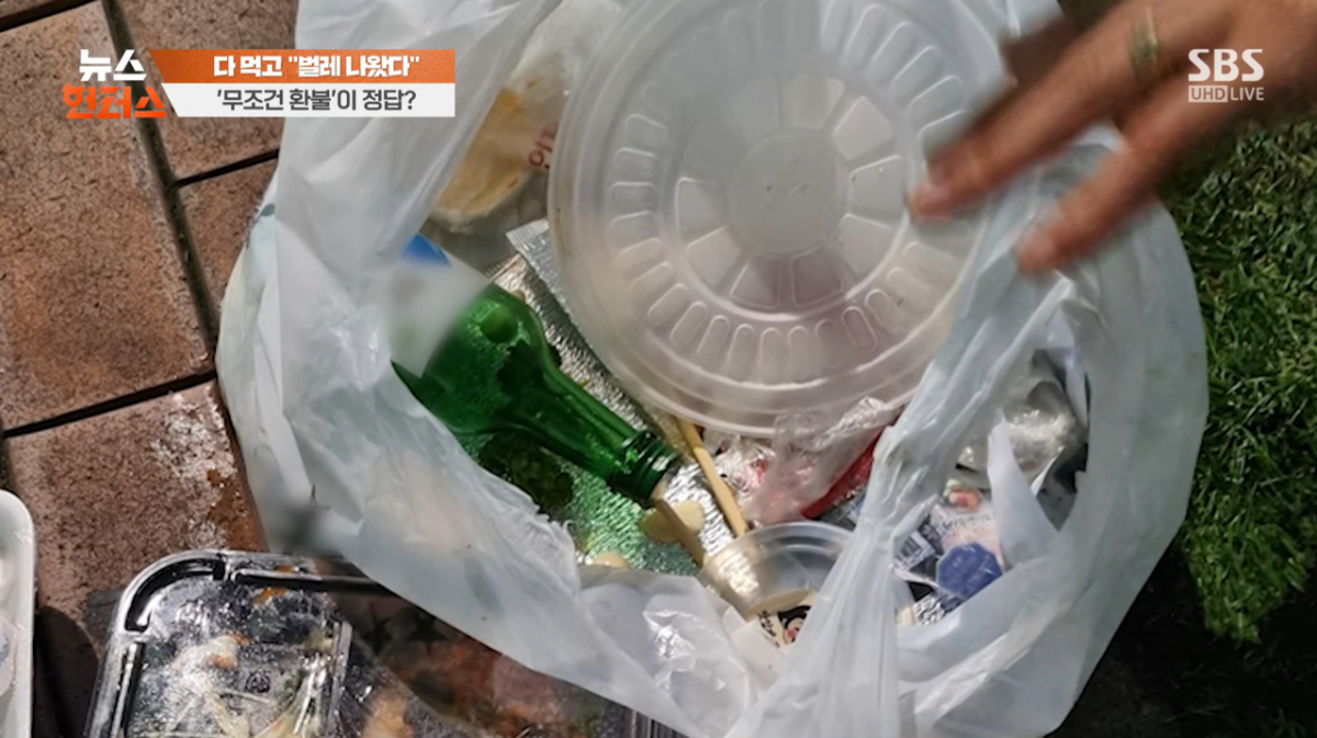  회수된 음식은 대부분 먹고 남은 잔반이었다. 회는 네 점만 남아 있었고, 함께 주문한 게는 껍데기뿐이었다. 소주 두 병 가운데 한 병은 돌아오지 않았으며, 나머지 한 병도 절반 가량만 남아 있었다. /사진=SBS '뉴스헌터스'