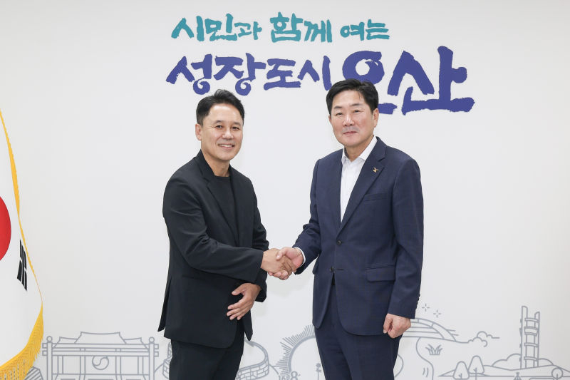 조용호 오산시장(오른쪽)이 집무실에서 박광선 어플라이드 머티어리얼즈 코리아 대표를 맞이하고 있다./사진제공=오산시