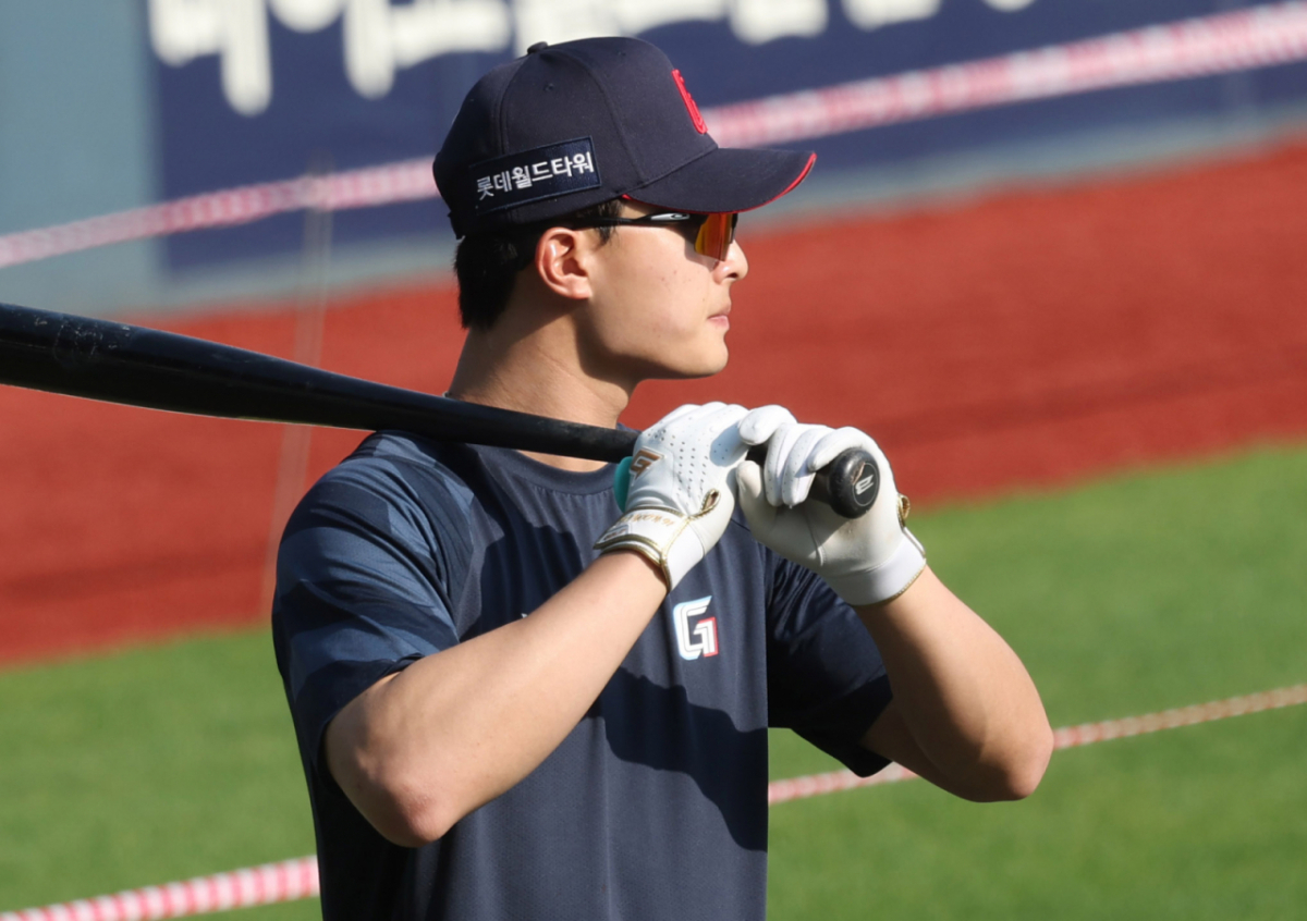 2026 신한 SOL KBO리그 LG 트윈스 대 롯데 자이언츠 경기가 15일 서울 잠실야구장에서 열렸다.  롯데 윤동희가 타격 훈련을 하고 있다. /사진=김진경 kim.jinkyung@