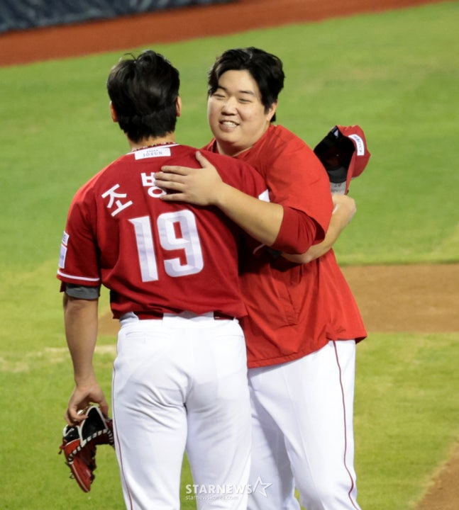 SSG 이로운(오른쪽)이 9일 두산전 승리 후 마무리 조병현과 포옹하고 있다. /사진=강영조 선임기자