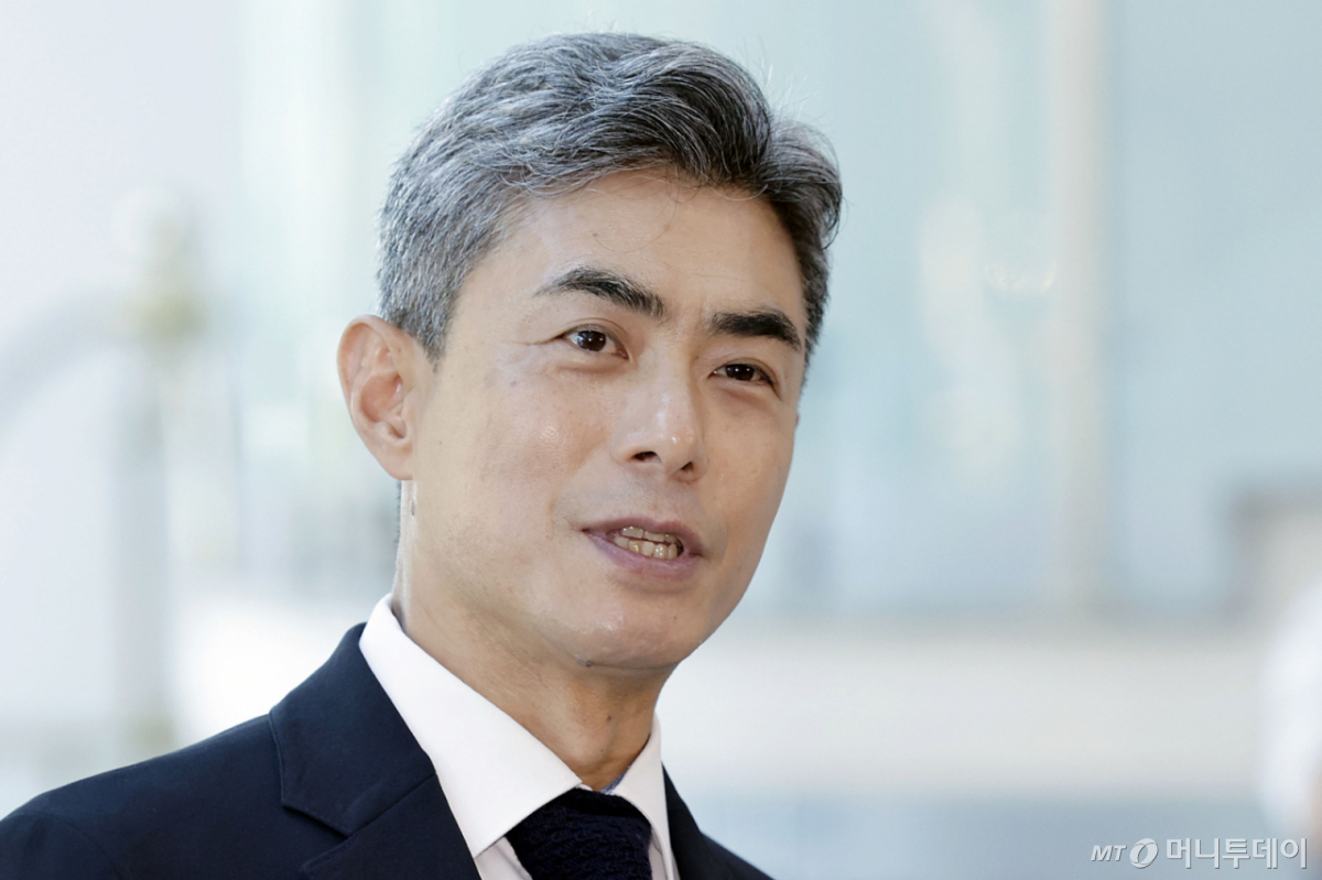 [서울=뉴시스] 최동준 기자 = 강신철 국방부 장관 후보자가 3일 서울 용산구의 인사청문회 준비 사무실로 출근하며 취재진 질문에 답변하고 있다. 2026.09.03. photocdj@newsis.com /사진=최동준