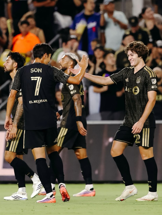 손흥민(왼쪽)과 주드 테리와 하이파이브를 하고 있다. /사진=LAFC 공식 SNS 갈무리