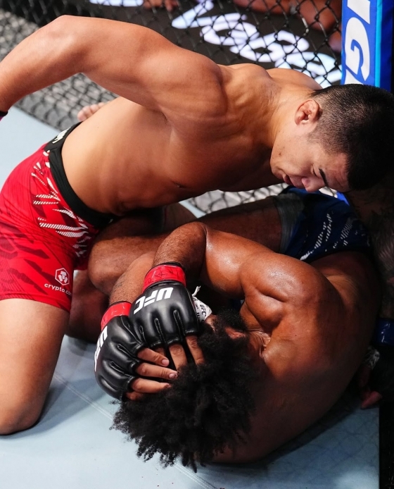 고석현(왼쪽)이 지난해 미국 네바다주 라스베이거스 UFC 에이펙스에서 열린 'UFC 파이트 나이트: 가르시아 vs 오나마' 언더카드 웰터급(77.1㎏) 경기 중 필 로를 그라운드에서 제압하고 있다. /사진=UFC 코리아 공식 사회관계망서비스(SNS)