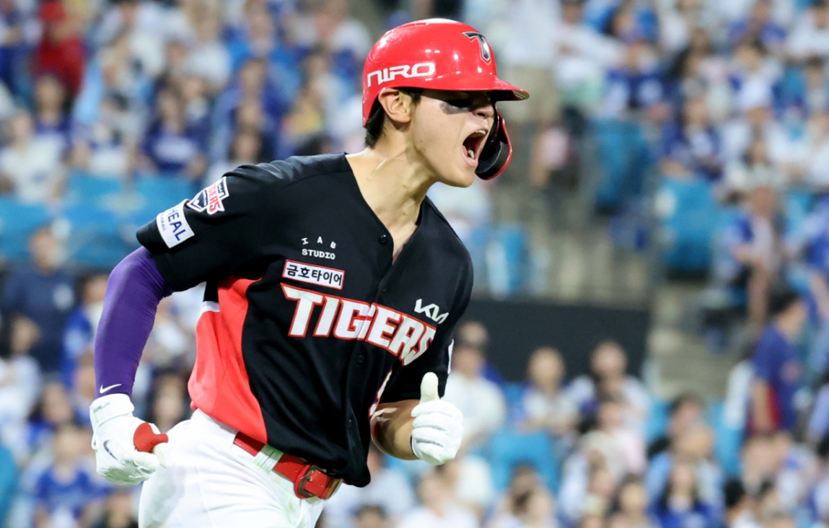 기아 3번타자 김도영이 29일 대구삼성라이온즈파크에서 열린 2026KBO리그 삼성라이온즈와 기아타이거즈 경기 8회초 2사 1,2루에서 김태훈을 상대로 좌월3점홈런을 터트린 후 환호하며 홈인하고 있다. 9-4로 달아나는 기아. 2026.07.29. /사진=강영조 cameratalks@