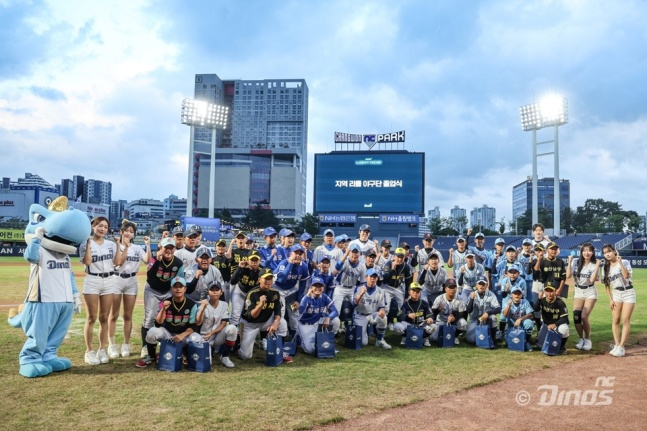 지난해 창원NC파크에서 열린 리틀 야구단 합동 졸업식 기념 사진. /사진=NC 다이노스 제공